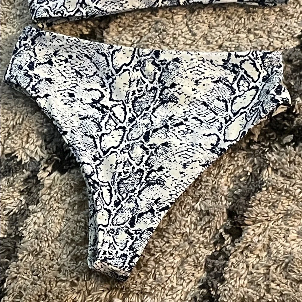 2X 🥂H P🥂 NWOT Zaful Snake Print Bikini Set - White & Blue - Picture 9 of 12